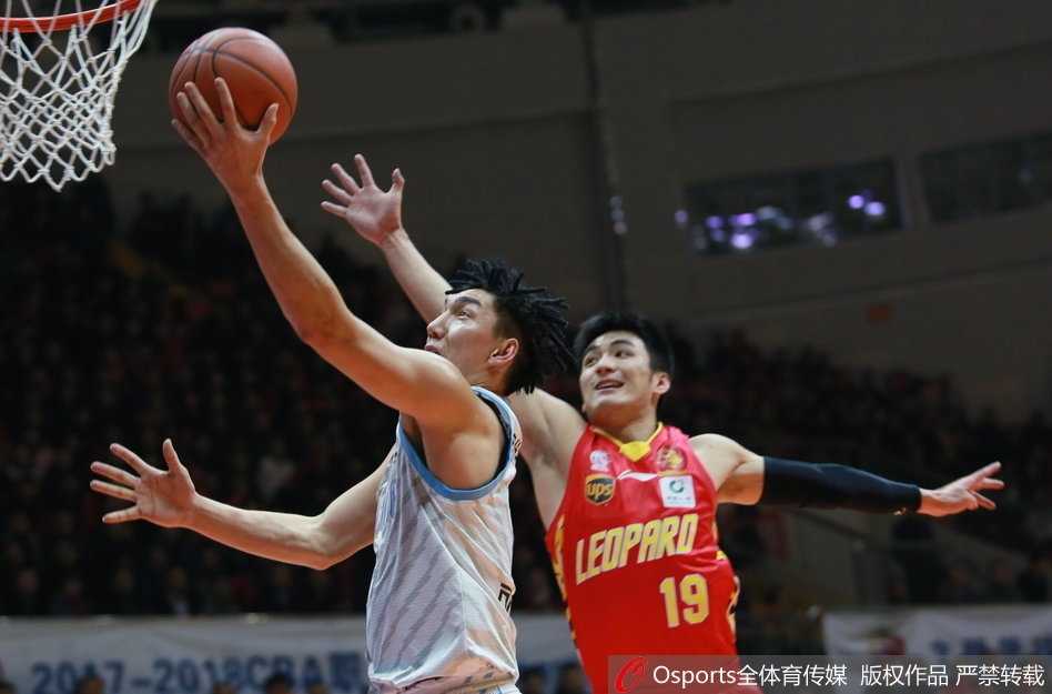 李根在对方严防死守下强行干拔三分，肌肉线条充满力量感，仿佛在宣告反击的开始。