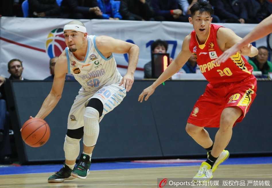 新疆队小外援亚当斯在深圳队多人围堵下强行突破，眼神中透着坚毅与杀气。