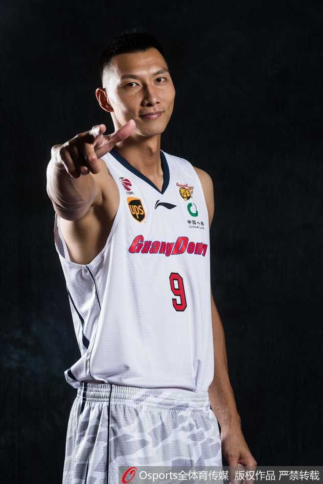 新粤征程广东宏远新赛季前瞻,阿联领衔国产五虎将迎双外援强阵 易建联在禁区内高高跃起,眼神如炬完成单手劈扣,瞬间点燃全场激情