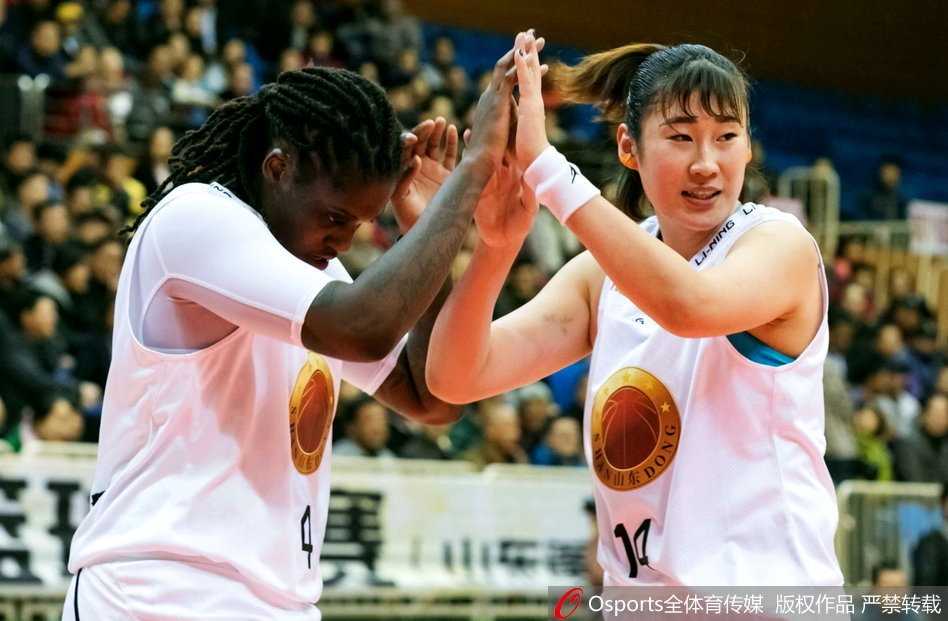 八一队球员王雪朦如利刃出鞘，运球一个箭步过掉防守人，在陕西队球员的补防干扰下，依然坚定地将球送入篮筐，尽显军旅玫瑰的飒爽英姿。