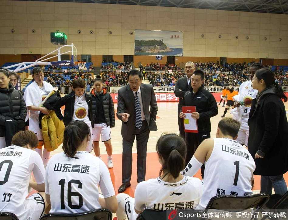 广东女篮当家球星李月汝在辽宁队的重重围堵之下，犹如灵巧的巨人，柔和抛投打板命中，为球队新赛季首开纪录。