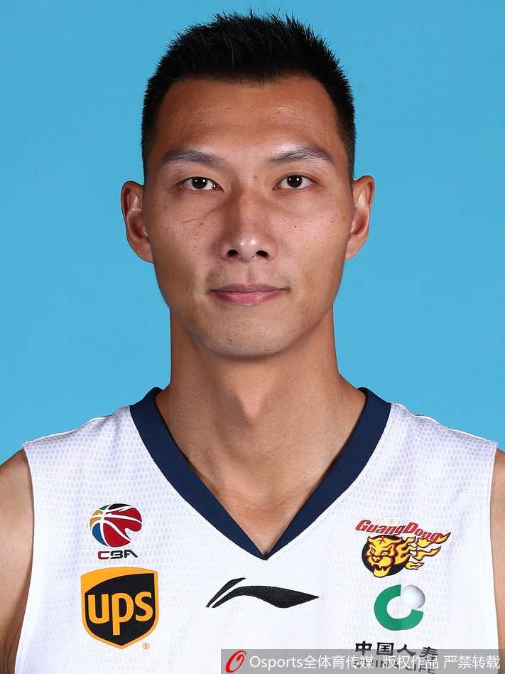 欧洲凯撒重回帅位，尤纳斯在场边目光如炬，他的铁血指挥将成为这支青年军最坚实的后盾。