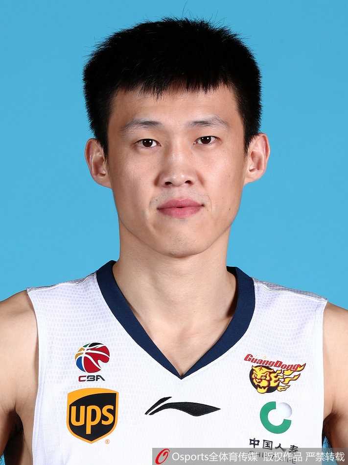 西装革履的朱芳雨以总经理身份发言，从三分王到掌舵人，他的眼神里多了一份运筹帷幄的坚定。