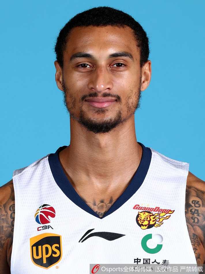 易建联在嘉年华上神情轻松，难得一见地拿起手机自拍，记录下这赛季前难得的惬意时光。