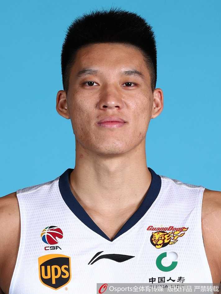 小将赵睿在嘉年华上与球迷互动，彼时的他已是队内人气新星，眼神中闪烁着初生牛犊不怕虎的光芒。