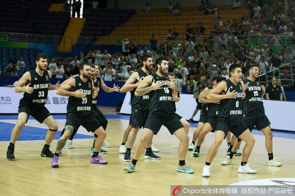新西兰男篮赛前献艺毛利战舞 中国蓝队主场沉稳破“哈卡” 中国男篮蓝队的球员们站成一排,目光聚焦于对手的表演,神情专注而沉稳,虽然面对极具挑衅意味的舞蹈,但队员们保持了极高的职业素养和风度。