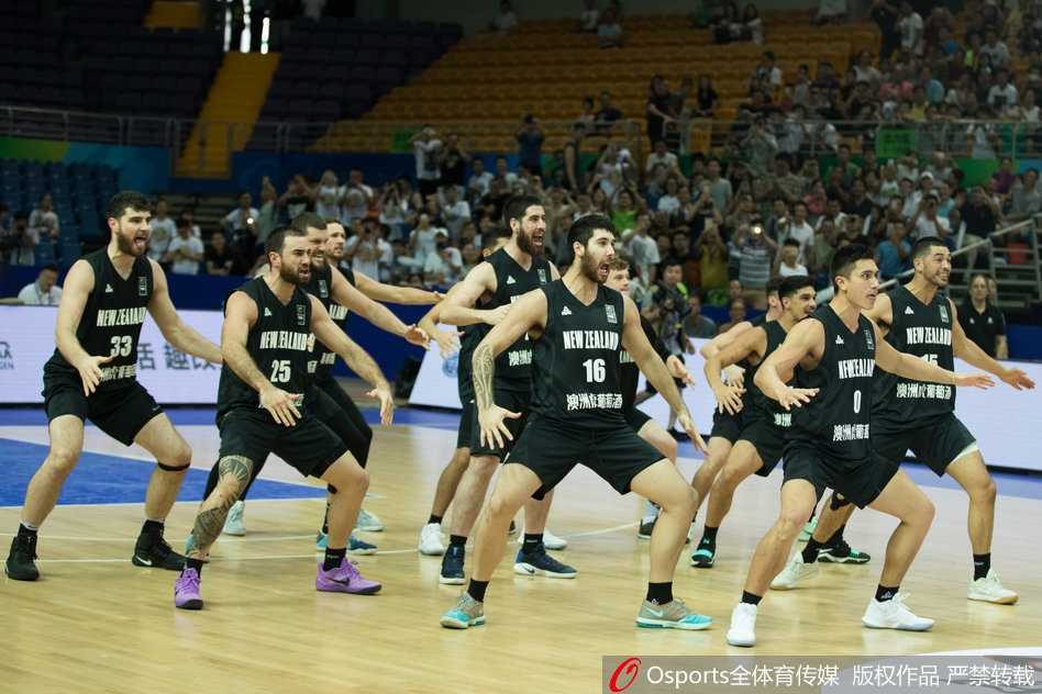 新西兰男篮赛前献艺毛利战舞 中国蓝队主场沉稳破“哈卡” 一名新西兰队员目光凌厉,怒目圆睁,将舌头尽力吐出,这是毛利战舞中最具代表性的挑衅与威吓动作,意在展现无所畏惧的勇士精神。