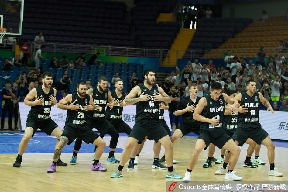 新西兰男篮赛前献艺毛利战舞 中国蓝队主场沉稳破“哈卡” 韩德君在内线强攻得手,用身体扛开防守队员后稳稳将球放入篮筐,他这场比赛如同定海神针一般,用实际行动诠释了何为内线统治力。