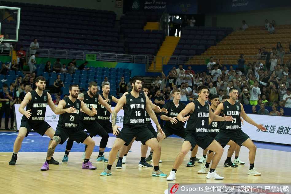 新西兰男篮赛前献艺毛利战舞 中国蓝队主场沉稳破“哈卡” 中国队的队员们围拢在一起,眼神中透露着坚定与自信,他们相互击掌鼓励,用实际行动回应对手的挑衅,团结一心的氛围令人动容。