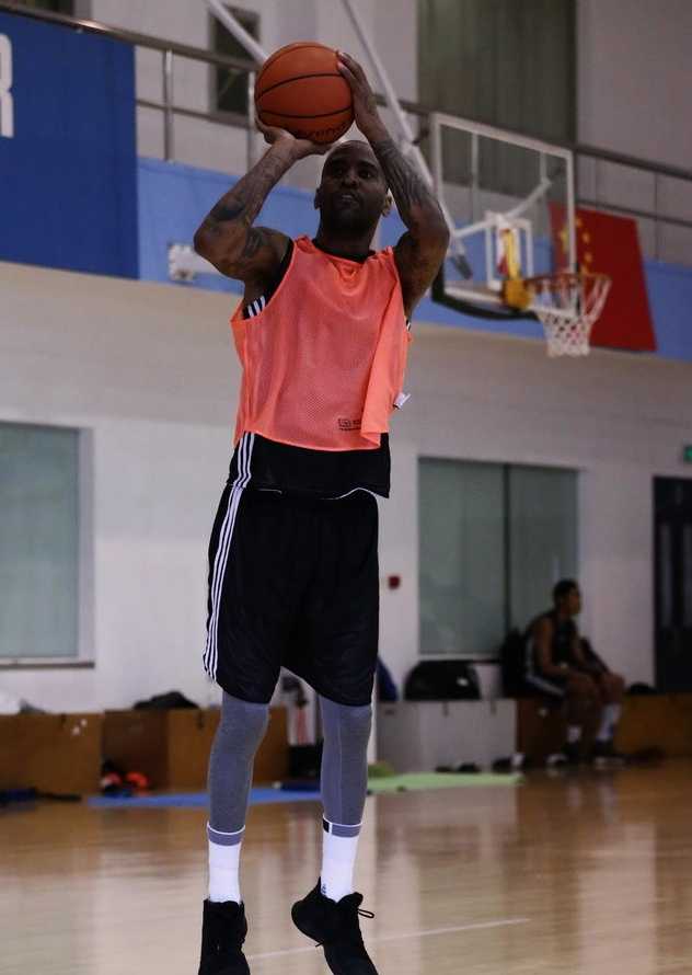 赛程缩短，容错率降低，场边的教练组每一次手势和呼喊都将决定比赛的最终走向。