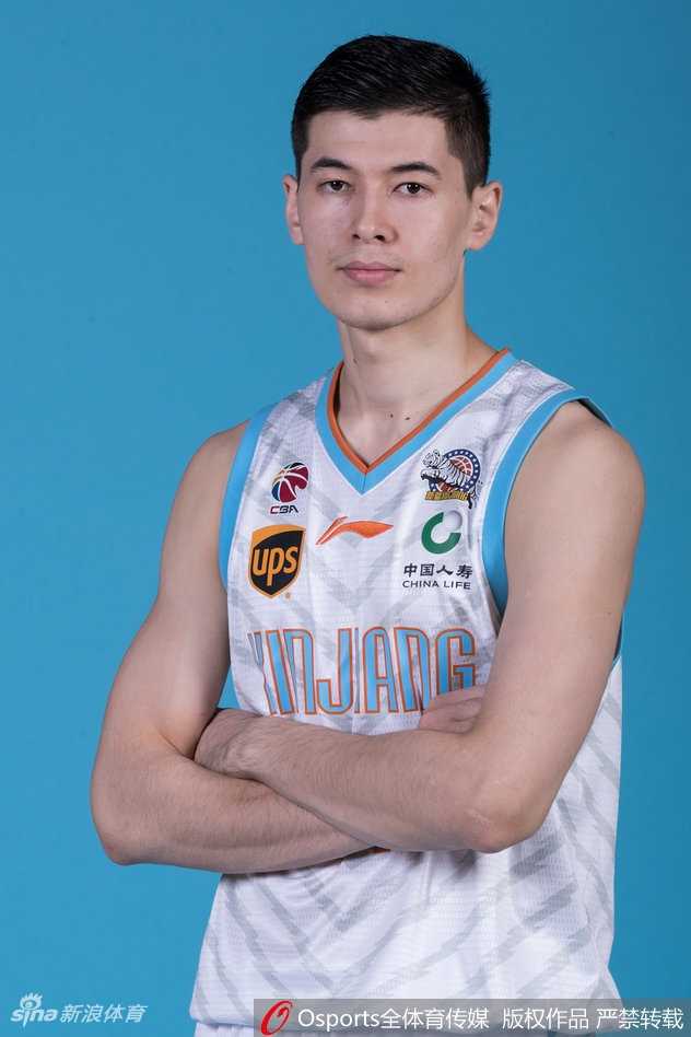 总决赛MVP亚当斯手捧篮球，眼神坚毅地望向镜头，作为新赛季新疆队的绝对发动机，他将承担起更重的得分与串联责任