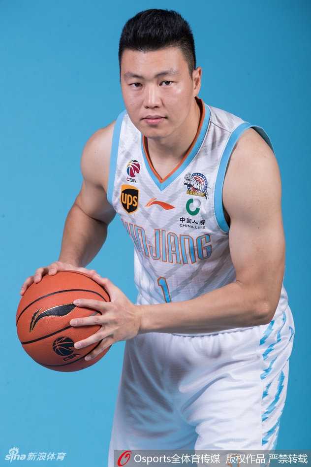 李根双臂抱胸，气场强大，休赛期的恢复让他蓄势待发，静待新赛季为飞虎攻城拔寨