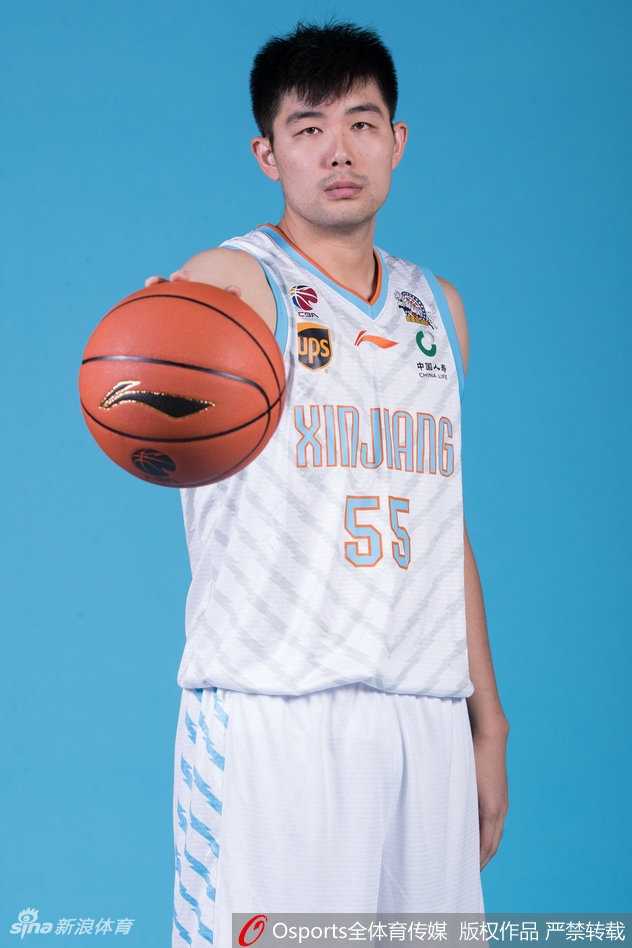 西热力江握拳凝视，仿佛在奏响战斗的号角，这位防守悍将新赛季将继续用他的热血守护飞虎的荣耀