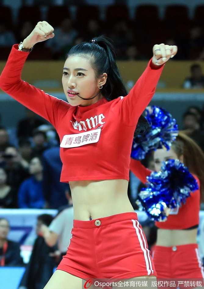 新赛季燃情启幕:八一男篮激战浙江稠州,篮球宝贝热舞点燃赛场 在聚光灯下,篮球宝贝们扎着利落的马尾,随着动感音乐的节拍跃动,她们的笑容极具感染力,瞬间点燃了全场观众的热情。