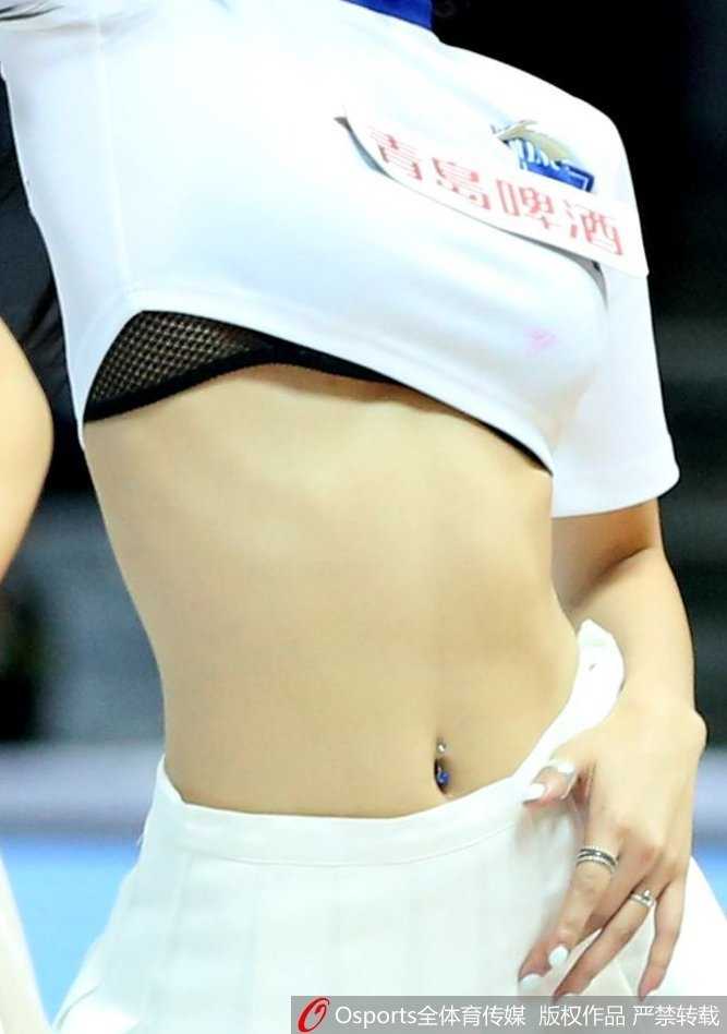 新赛季燃情启幕:八一男篮激战浙江稠州,篮球宝贝热舞点燃赛场 一位篮球宝贝在表演间隙整理秀发,随性的动作中透露出优雅,背后是模糊的看台人潮,这一刻仿佛喧嚣中的宁静,充满了故事感。