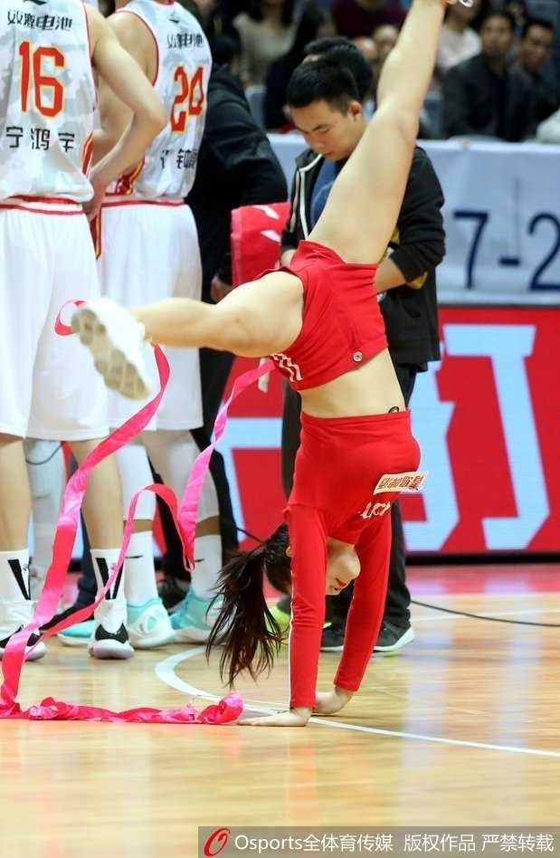新赛季燃情启幕:八一男篮激战浙江稠州,篮球宝贝热舞点燃赛场 即使是候场时的惊鸿一瞥,也能感受到她们甜美的气质,这种阳光健康的形象,正是CBA赛场最靓丽的风景线,吸引着无数观众的目光。