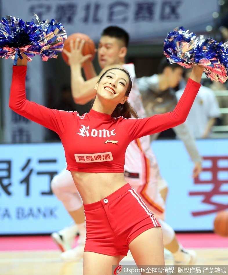 新赛季燃情启幕:八一男篮激战浙江稠州,篮球宝贝热舞点燃赛场 在紫色灯光的映衬下,篮球宝贝们摆出酷炫的结束造型,她们不仅是赛场的点缀,更是调动全场情绪的灵魂人物,将现场气氛推向了最高潮。