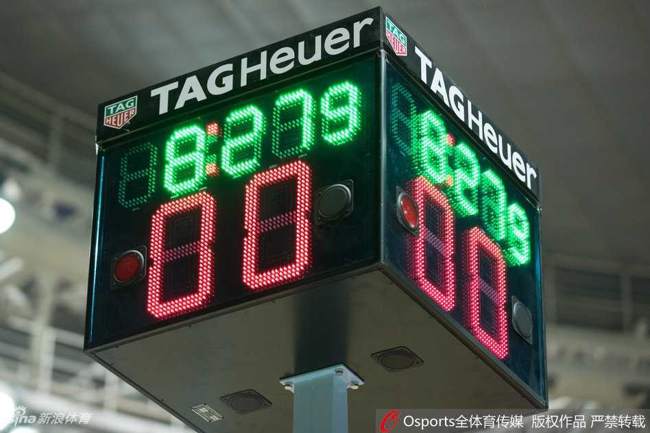 姚明亲临揭幕战现场，面带微笑关注着赛场上的每一个细节，见证改革成果