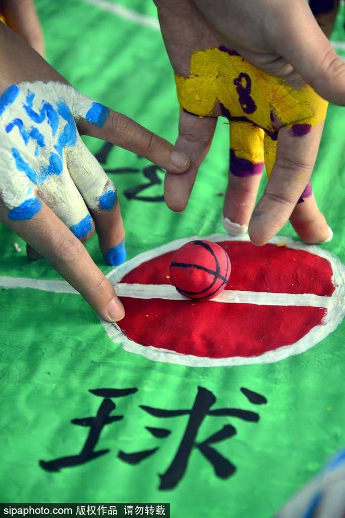 方寸指尖演绎篮球激情 聊城大学萌趣指尖比赛乐翻冬日校园 镜头拉近,可以看到‘球员’其实是用面团捏成的小人,安静地站在用纸板画成的球场上。而真正的‘运动员’——学生的手指,已经涂上了鲜艳的颜色,正准备登场,一动一静之间充满了童趣与想象力。