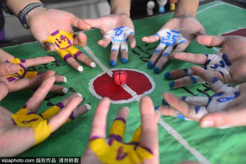 方寸指尖演绎篮球激情 聊城大学萌趣指尖比赛乐翻冬日校园 比赛似乎进入了白热化阶段,一名同学紧锁眉头,用指尖死死卡住对方的‘进攻路线’。他身旁的队友则伺机而动,准备进行‘空中接力’。周围观众的目光紧紧锁定在他们灵动的指尖上,整个画面充满了竞技体育特有的紧张感与凝聚力。