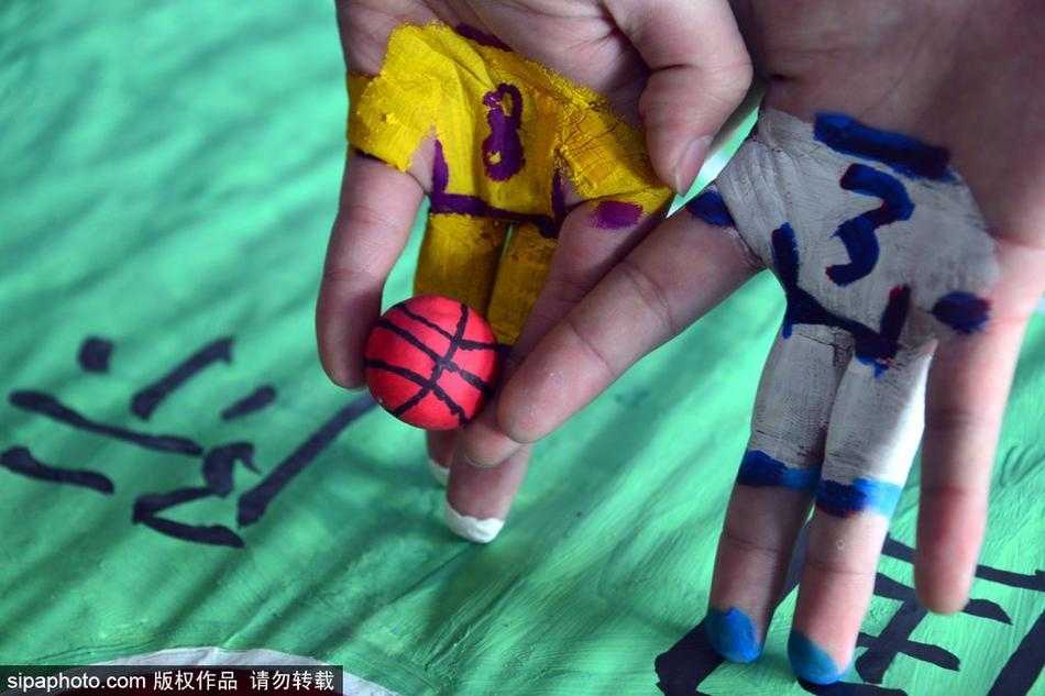 方寸指尖演绎篮球激情 聊城大学萌趣指尖比赛乐翻冬日校园 活动结束后,几位策划者围在他们亲手制作的微型球场旁合影留念。每个人的脸上都洋溢着灿烂的笑容,他们举起涂着颜色的手指,仿佛在庆祝一场伟大比赛的胜利。那个凝聚了他们无数创意和汗水的迷你球场,在阳光下显得格外精致可爱。