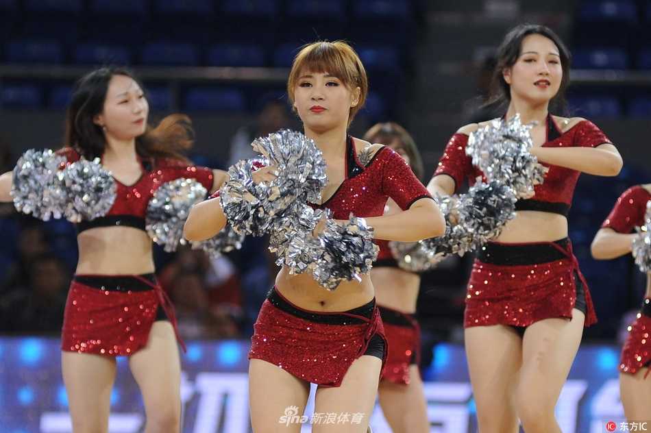 旗袍扇舞动溧阳 赛场绽放中国风——记2017CBA季前赛篮球宝贝 舞扇在空中划过一道优美的弧线,姑娘们的眼神专注而明亮,旗袍上精致的绣花在赛场灯光下若隐若现,仿佛将观众从喧嚣的篮球馆带入了烟雨朦胧的江南水乡。