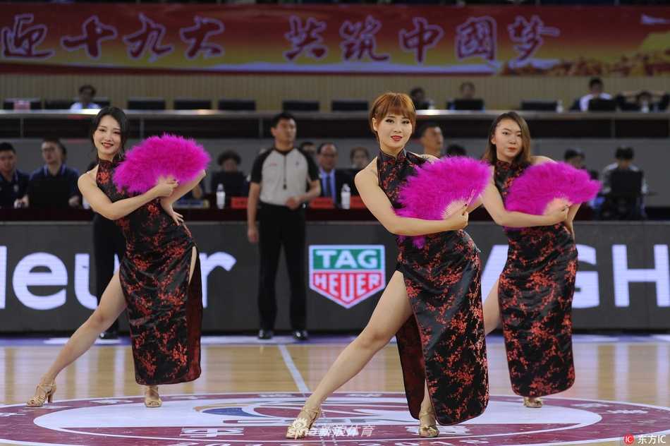 旗袍扇舞动溧阳 赛场绽放中国风——记2017CBA季前赛篮球宝贝 转身、甩袖、舒腕,宝贝们的动作整齐划一,粉色的旗袍裙摆随着舞动微微扬起,与背后的篮球架和记分牌构成一幅刚柔并济的独特画面。