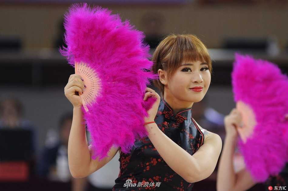 旗袍扇舞动溧阳 赛场绽放中国风——记2017CBA季前赛篮球宝贝 金色的扇面在姑娘们手中整齐开合,宛如赛场边绽放的簇簇金花,她们自信的笑容与旗袍的典雅相映生辉,为激烈的对抗增添了几分柔美与从容。