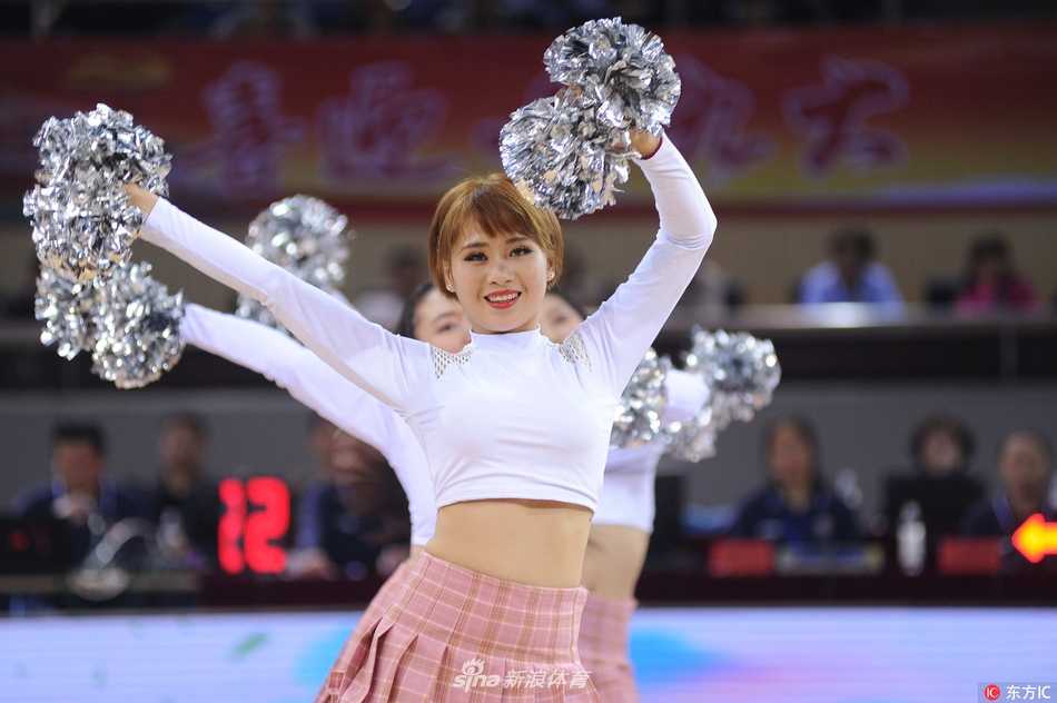 旗袍扇舞动溧阳 赛场绽放中国风——记2017CBA季前赛篮球宝贝 姑娘们手持团扇,摆出优雅的造型定格,背景是正在热身的球员身影。这一刻,古典美与现代篮球完美同框,成为2017-18赛季季前赛最令人难忘的记忆瞬间。