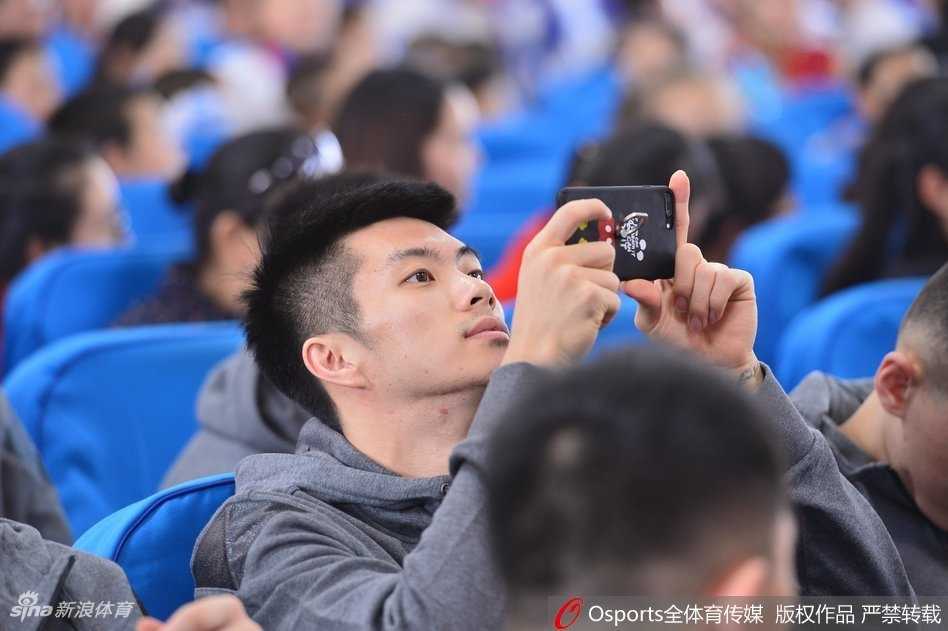 无声世界里的篮球火焰:新疆男篮与聋哑孩子的飞虎情缘 孩子们为球员们送上亲手制作的小玩偶作为礼物,一位球员蹲下身子,双手接过礼物,脸上洋溢着惊喜与感动的笑容。孩子虽然听不见,但眼中闪烁着羞涩又幸福的光芒。