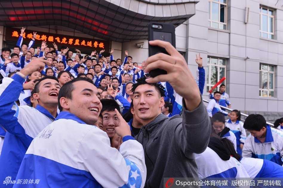 无声世界里的篮球火焰:新疆男篮与聋哑孩子的飞虎情缘 新疆广汇男篮的队员们集体亮相聋人学校操场,他们微笑着与穿着校服的孩子们站在一起,阳光洒在每个人身上,大手拉小手,无声的问候在此刻胜过千言万语。