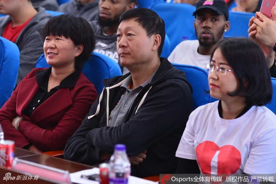 无声世界里的篮球火焰:新疆男篮与聋哑孩子的飞虎情缘 在友谊赛中,一名“新疆哑虎队”的小球员面对高大的职业球员防守,毫无惧色地运球突破。虽然无法用语言交流,但他用娴熟的球技和坚毅的表情赢得了全场的掌声。