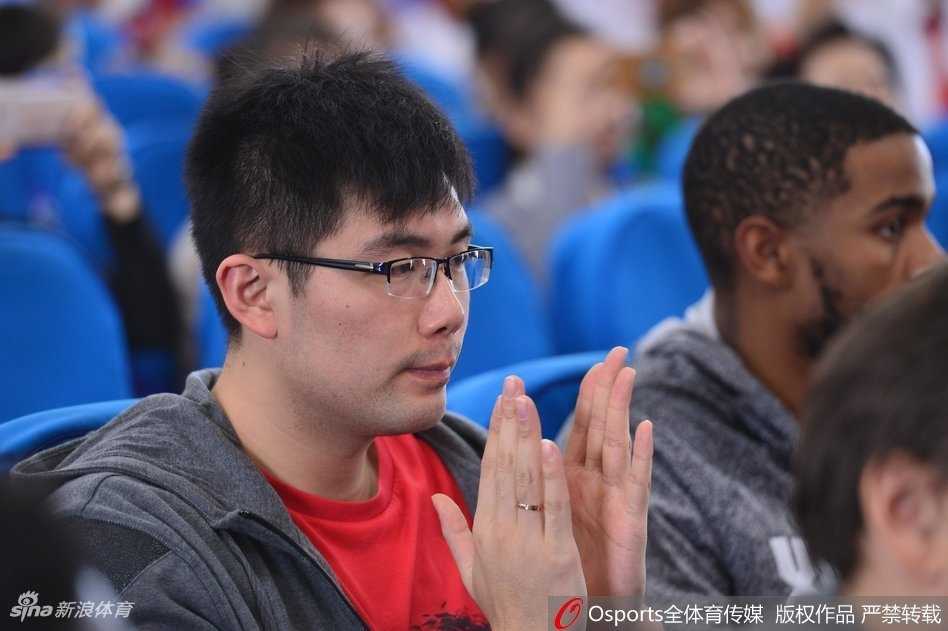 无声世界里的篮球火焰:新疆男篮与聋哑孩子的飞虎情缘 活动场边,一位聋哑学校的小球员紧紧抱着刚刚得到的签名篮球,他脸上挂着纯真的笑容,背景是正在和队友们交流的模糊球员身影,这一刻的快乐被永久定格。