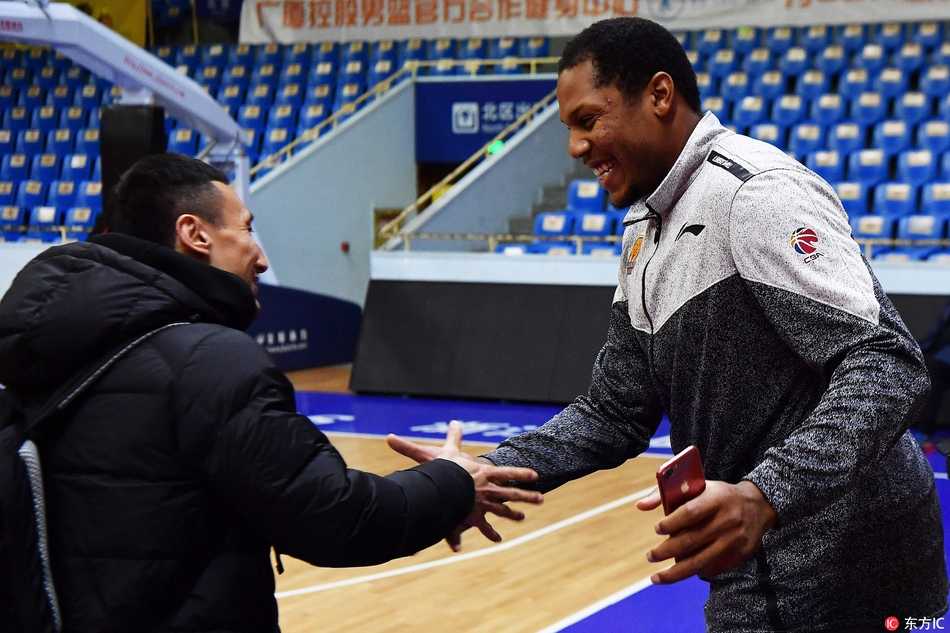 霍尔曼在训练场上露出标志性的灿烂笑容，露出大白牙，眼神里满是对这片场地的眷恋