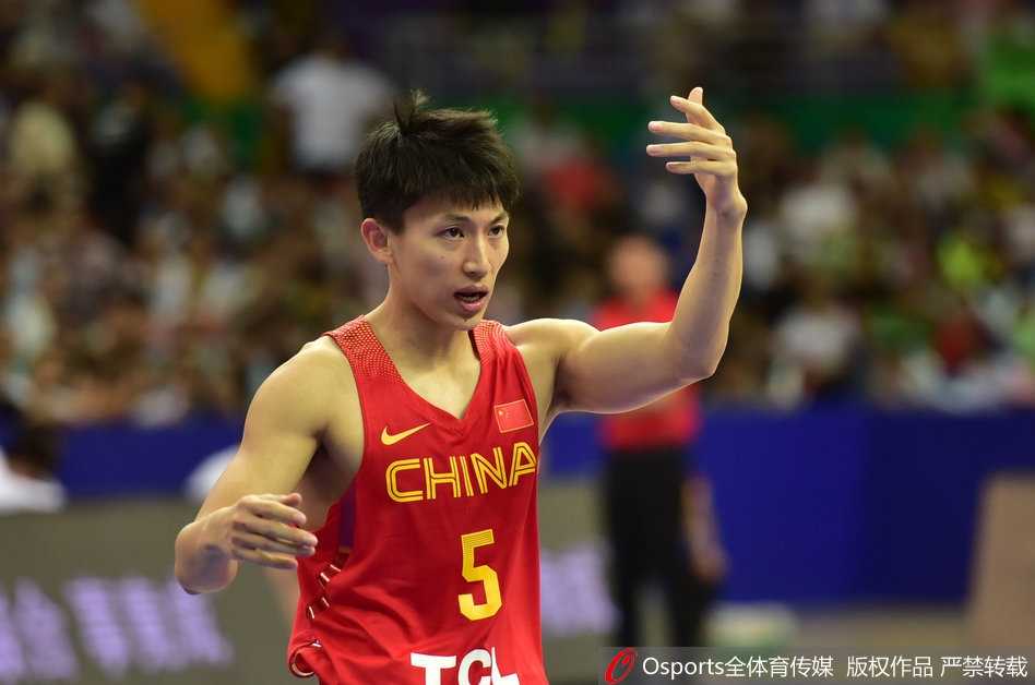 胡金秋在对方高大内线的包围下毫无惧色，他利用灵活的脚步卡住位置，强硬地将球放进篮筐并造成加罚。