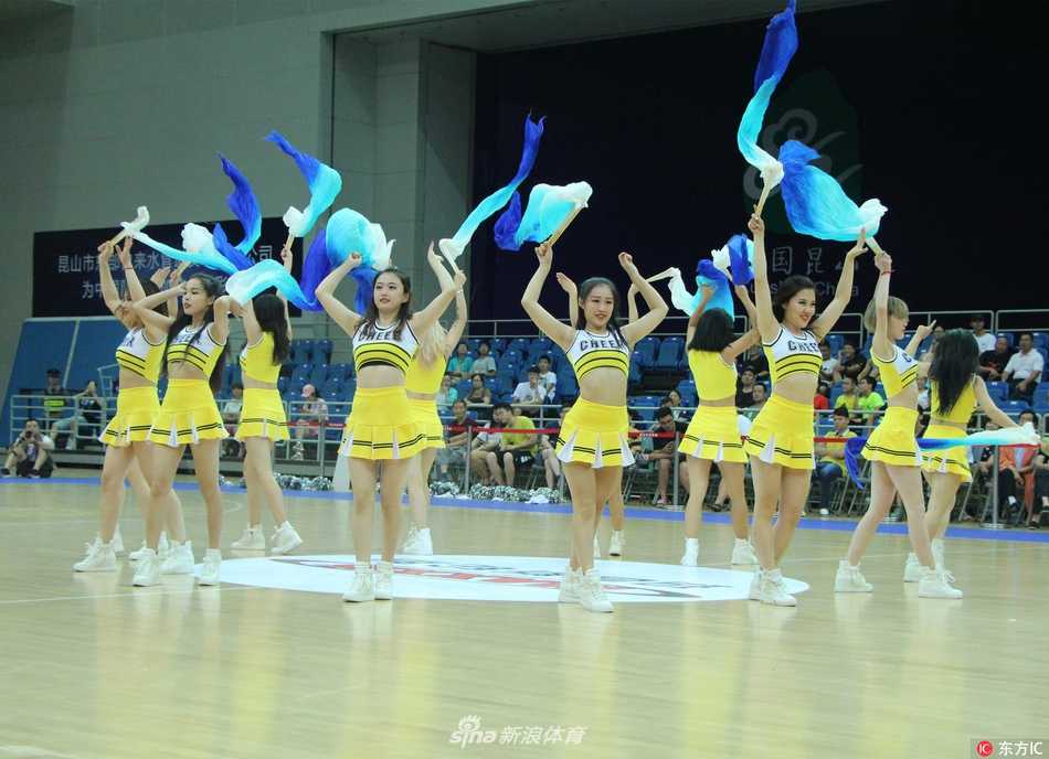 啦啦宝贝在球场上尽情舞动，秀发飘扬，散发青春魅力。