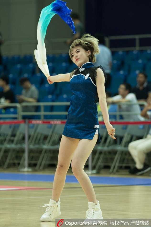 在比赛的间歇，肯帝亚啦啦队摆出了一个极具造型感的集体亮相。队员们或半蹲或站立，错落有致，手中的花球如同绽放的花朵，定格成一幅充满动感与美感的画面，完美展现了团队的默契与整齐划一。