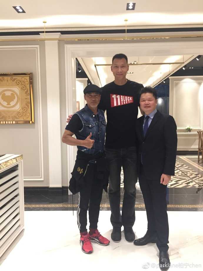 易建联与任达华:当篮球MVP遇见银幕型男 众人围坐在圆桌旁,桌上摆着精致的菜肴,气氛热烈而轻松,阿联和华哥的位置紧邻,足见两人关系非同一般。