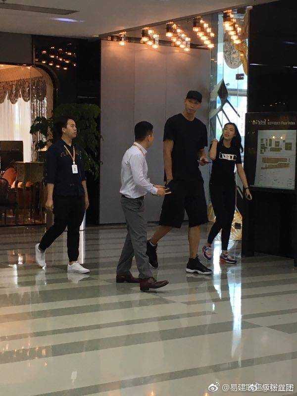 易建联夫妇街头漫步,模特妻子荆灵低调代言自家品牌 在另一张照片中,荆灵身穿自家品牌的设计感外套,利落的剪裁衬托出她作为前模特的优越身段,即使是宽松的街头风格,也难掩其优雅气质,而易建联则像一位尽职的守护者,紧随妻子身旁。