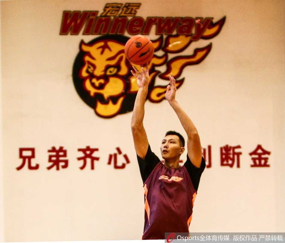 易建联挂帅广东宏远潜心备战,疆粤大战前夕投篮训练透锋芒 球队灵魂易建联在训练场上目光如炬,手中的篮球仿佛凝聚了全场目光,每一个运球都透着即将到来的大战的凝重与渴望。