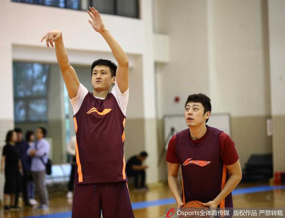 易建联挂帅广东宏远潜心备战,疆粤大战前夕投篮训练透锋芒 队长周鹏在底角进行三分投射练习,皮球划过一道优美的弧线空心入网,作为球队外线的防守大闸,他的稳定输出是广东取胜的关键。
