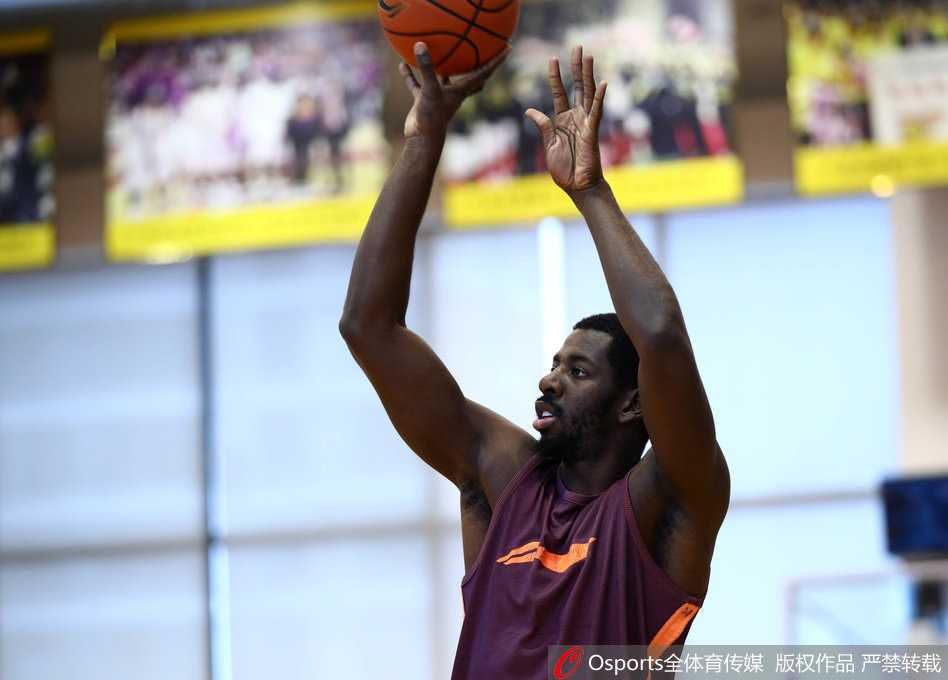 易建联挂帅广东宏远潜心备战,疆粤大战前夕投篮训练透锋芒 主帅尤纳斯在场边双手抱胸,神情严峻地注视着场上的一举一动,这位经验丰富的教头正为即将到来的排兵布阵做着最后的考量。