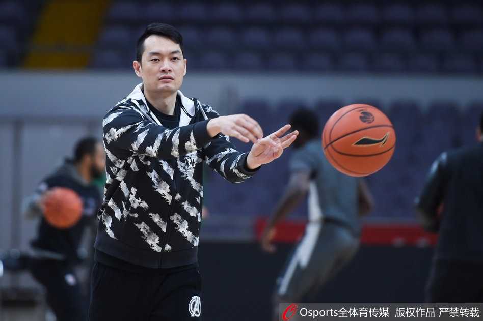 易建联率广东众将埋头苦练,静待第十四轮常规赛恶战 年轻球员胡明轩在三分线外出手投篮,作为本赛季的一年级新生,他在训练中格外努力。