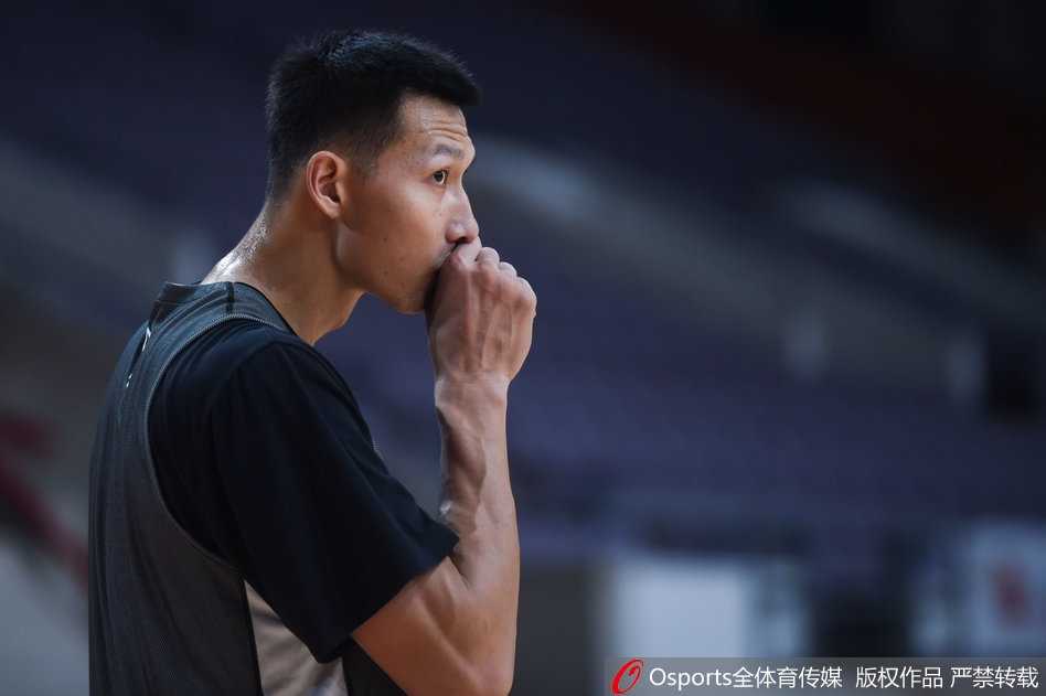 易建联率广东众将埋头苦练,静待第十四轮常规赛恶战 周鹏在训练中持球突破,虽然只是队内训练,但眼神中依然透露出强烈的求胜欲望。