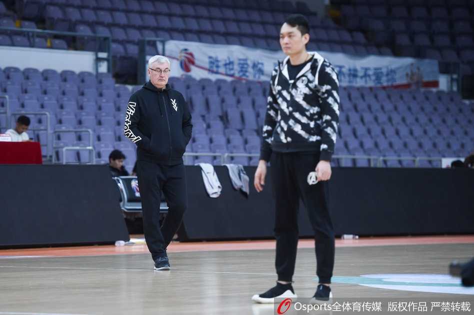 易建联率广东众将埋头苦练,静待第十四轮常规赛恶战 主教练尤纳斯在场边双手叉腰神情严肃地督战,他对每一次战术跑位和投篮选择都要求严苛。