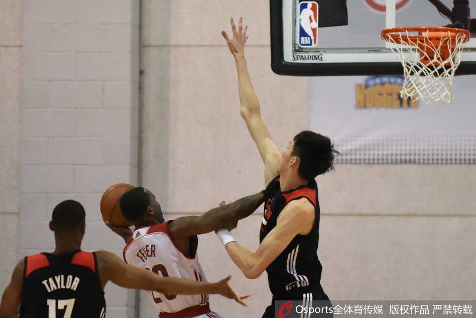 周琦在低位背身单打防守球员，他用力倚住对手，试图转身完成进攻，眼神中充满了挑战自我的渴望。