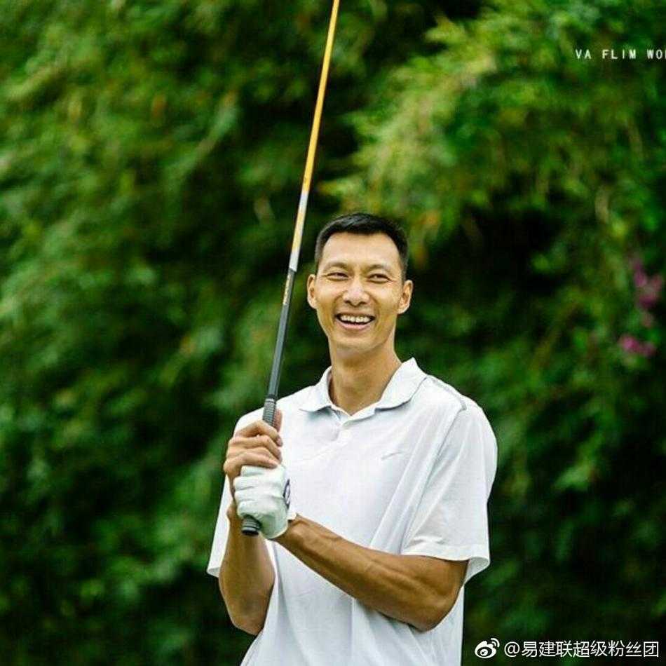 运动场下的易建联展现搞怪一面，表情夸张地与队友互动，展现了他幽默风趣的性格。