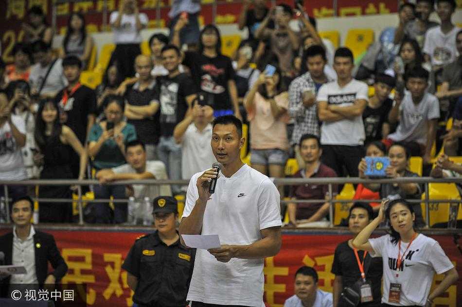 镜头定格下的大合影瞬间，易建联与身穿各色球衣的获奖球队汇聚一堂，这张全家福记录了中国篮球薪火相传的温情一幕。