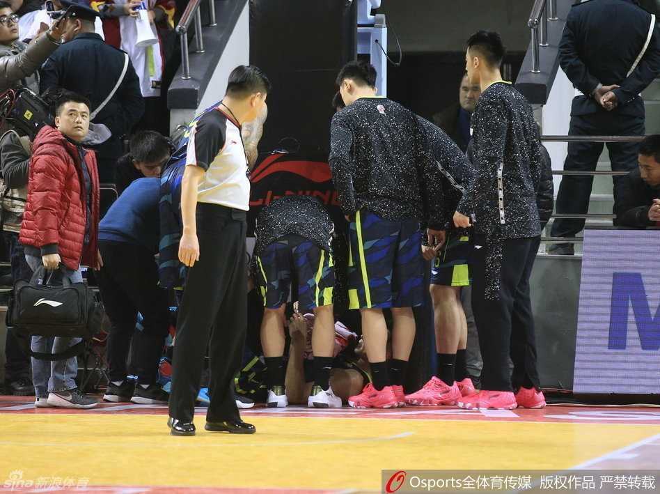 广东队多名队友迅速围在易建联身边,有人弯腰探身询问,有人双手叉腰满脸愁容,眼神中充满了对老大哥伤情的关切与不安