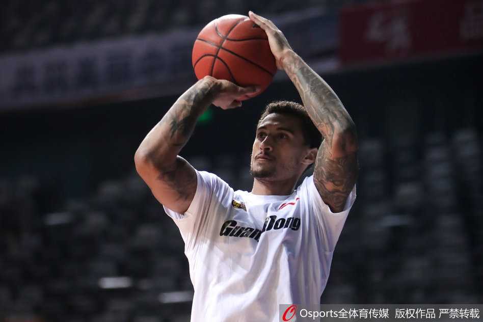 易建联赛前训练展现完美身材 核心力量铸就宏远支柱 队友们在场上跑篮热身,易建联则在一旁进行着核心力量的专项训练,每一块肌肉都蕴含着巨大的能量